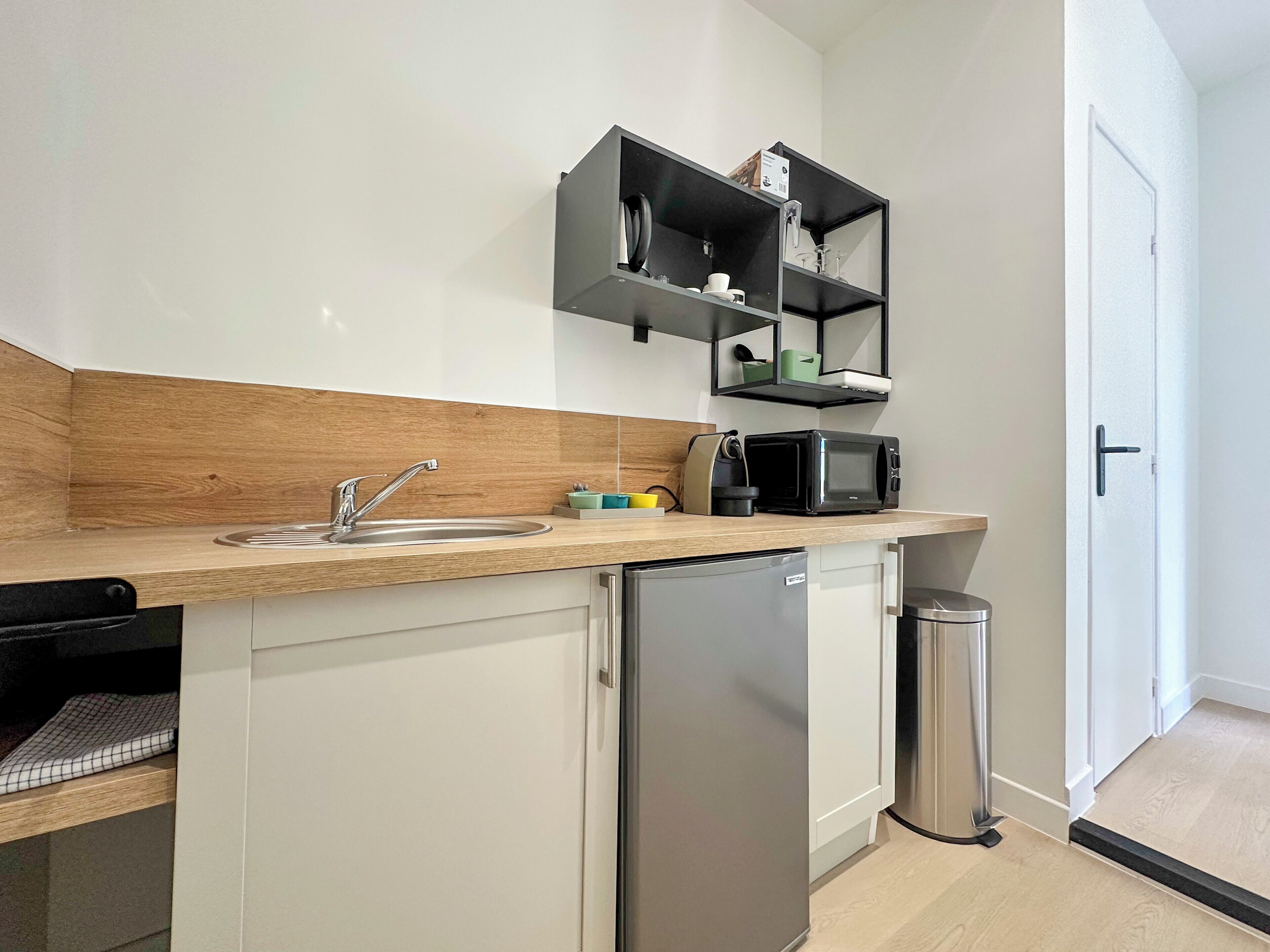 Réfrigérateur, micro-ondes, plaque de cuisson, cafetière/bouilloire