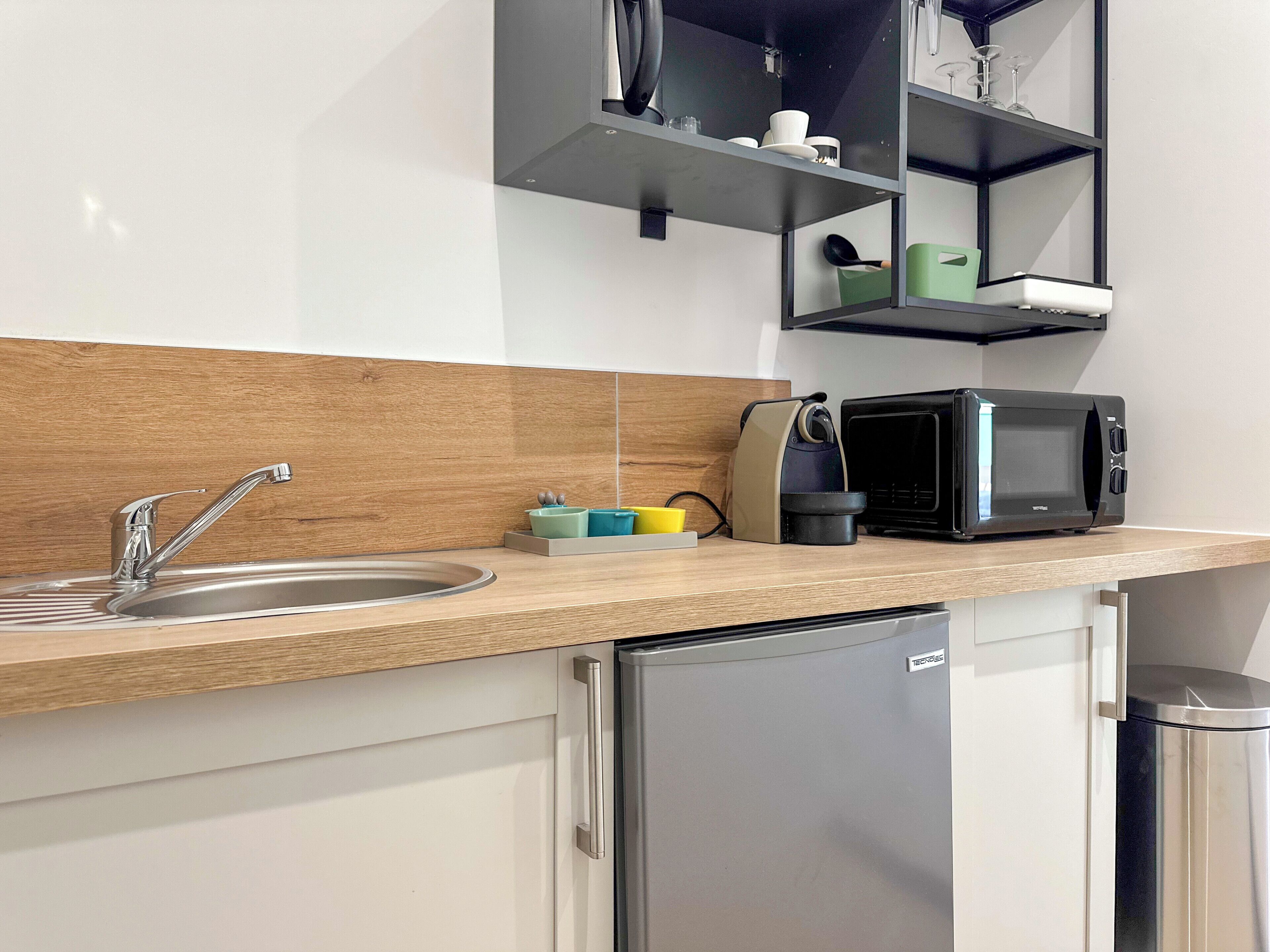 Refrigerador, microondas, parrilla de estufa y cafetera y tetera 