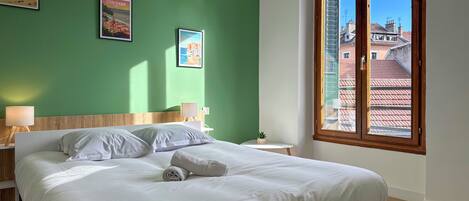 Planxa i posts de planxar, wifi i roba de llit