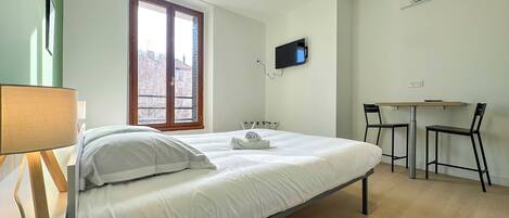 Een strijkplank/strijkijzer, wifi, beddengoed