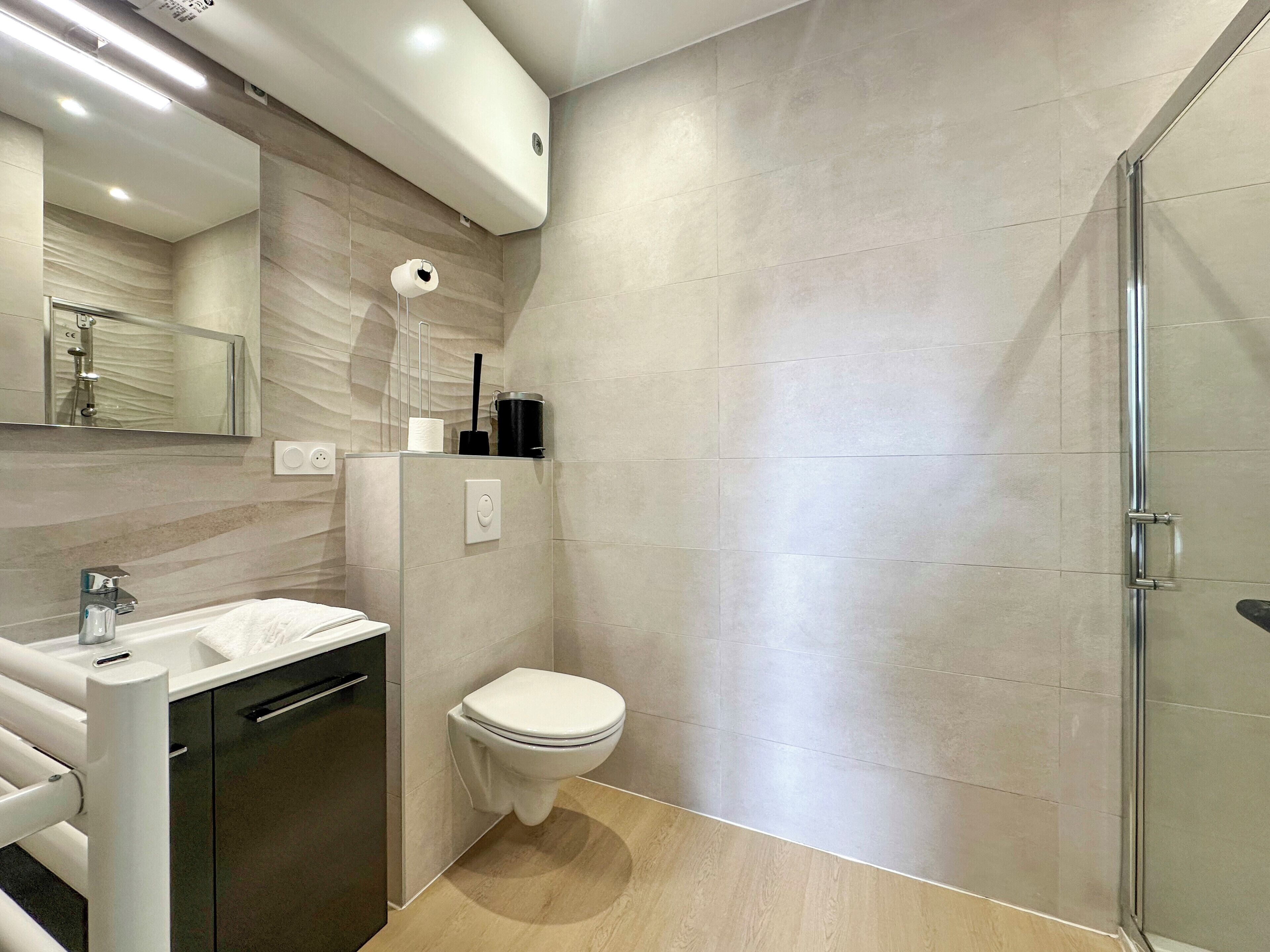 Regadera, secadora de cabello, toallas 