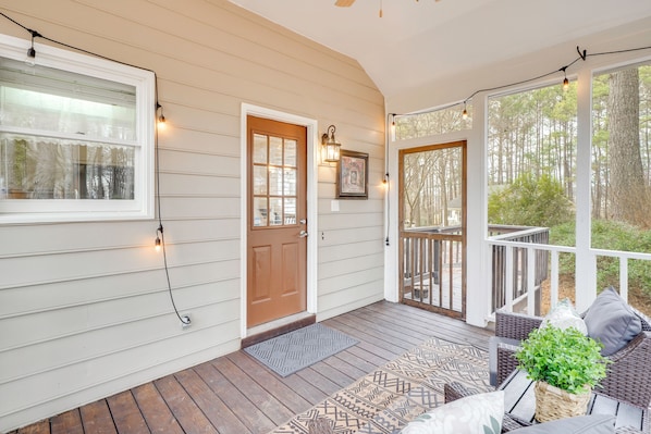 House (3 Bedrooms) | Interior - 'petals & Pillows Getaway' 1 Mi to Dtwn Wendell! (Wendell)