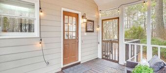 'petals & Pillows Getaway' 1 Mi to Dtwn Wendell!