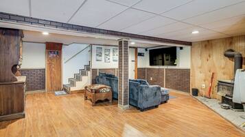 House (6 Bedrooms) | Interior