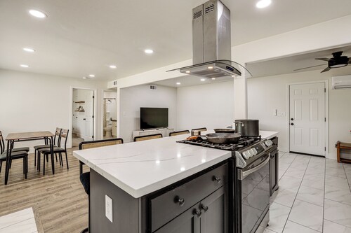 Under 1 Mi to Med Center! Stylish Home in Tulare