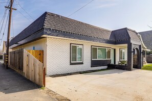 House (3 Bedrooms) | Interior - Under 1 Mi to Med Center! Stylish Home in Tulare (Tulare)