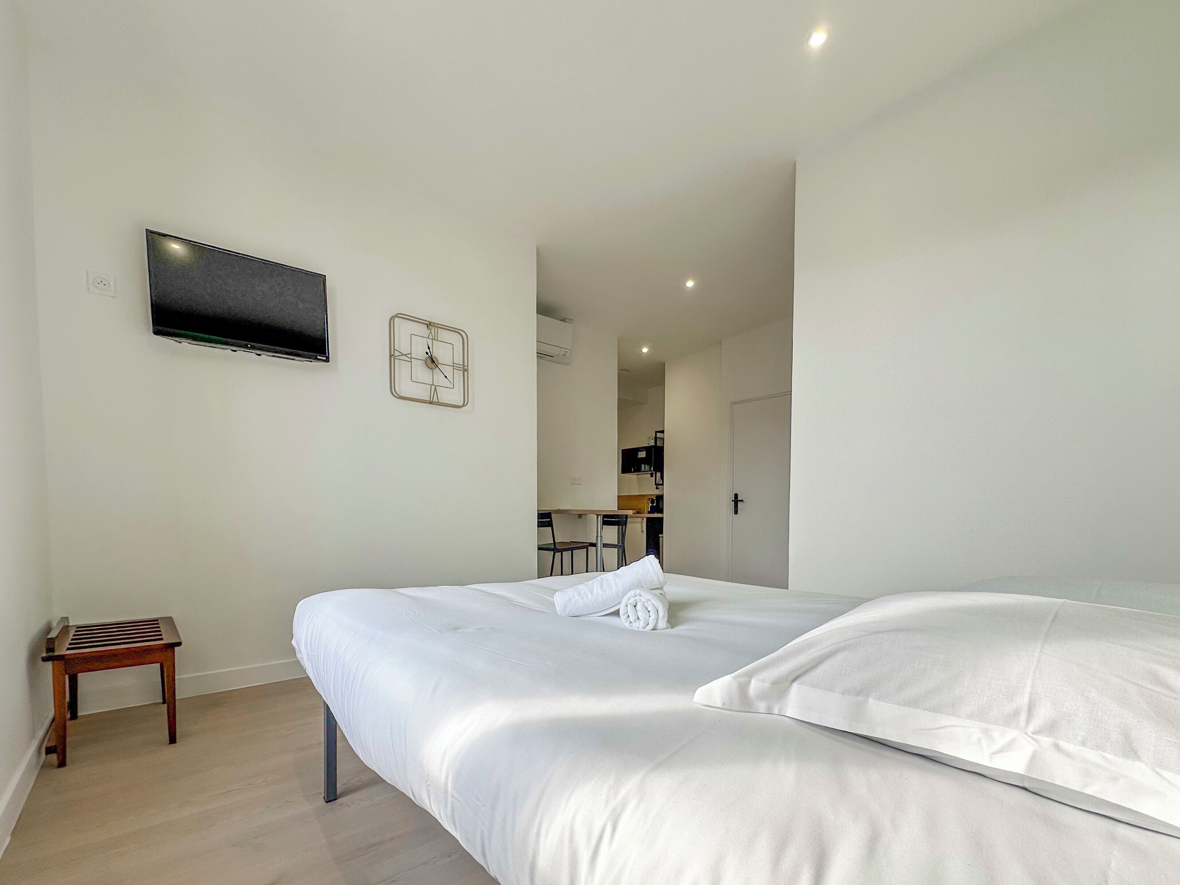 Tabla de planchar con plancha, wifi y ropa de cama 