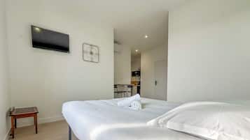 Tabla de planchar con plancha, wifi y ropa de cama