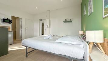 Tabla de planchar con plancha, wifi y ropa de cama