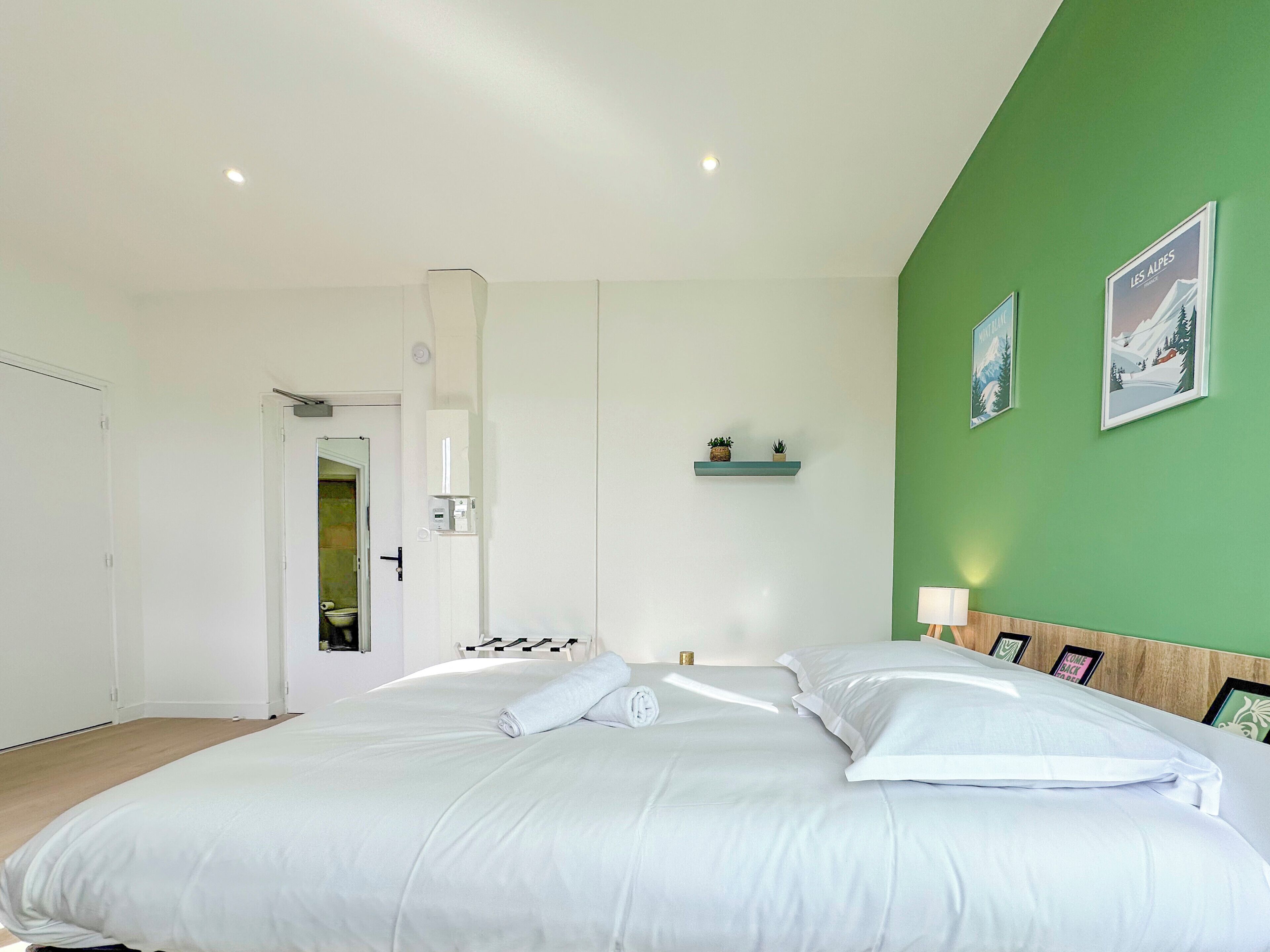 Iron/ironing board, WiFi, bed sheets