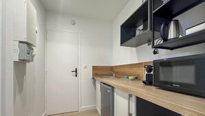 A compact kitchen with a microwave, a coffee maker, and a sink. - #IH - Le Victoria 4 💟 (Grenoble)