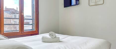 Een strijkplank/strijkijzer, wifi, beddengoed