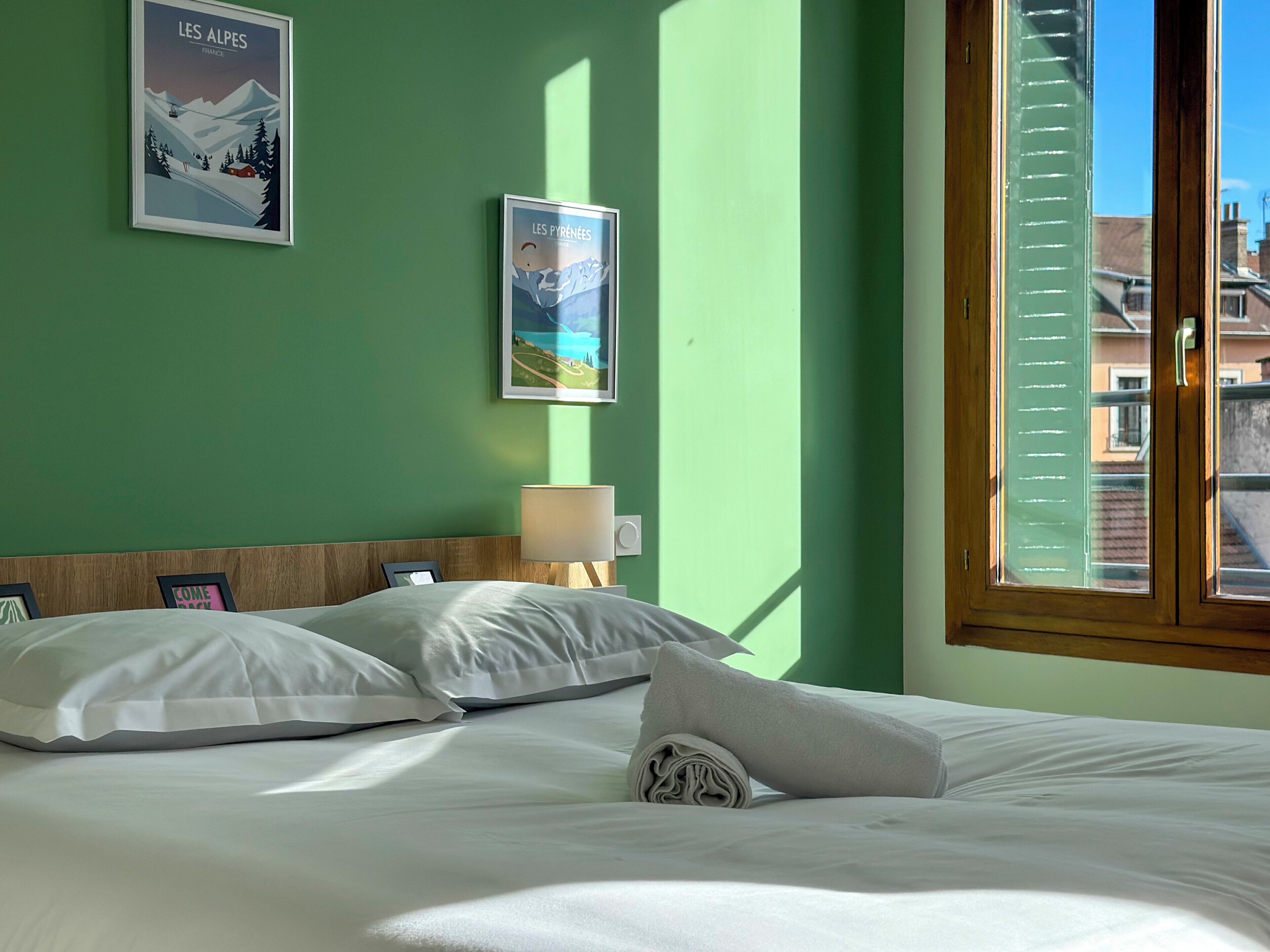 Tabla de planchar con plancha, wifi y ropa de cama 