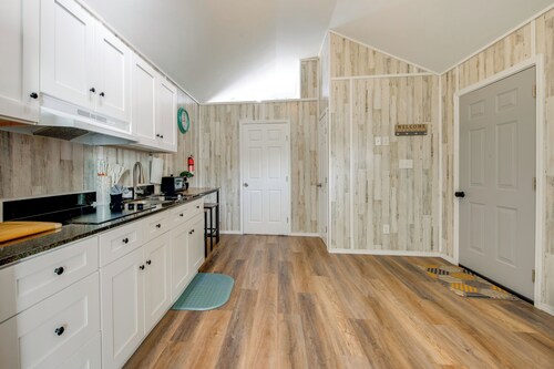 4 Mi to Dtwn Picayune! Piney Woods Tiny Home