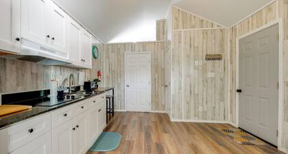 4 Mi to Dtwn Picayune! Piney Woods Tiny Home