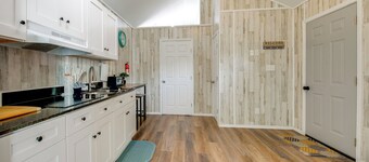 4 Mi to Dtwn Picayune! Piney Woods Tiny Home