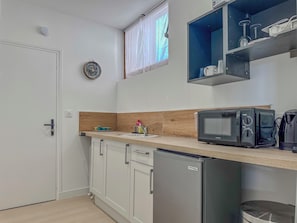 Jääkaappi, mikroaaltouuni, liesi, kahvin-/teenkeitin