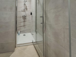 Suihku, hiustenkuivaaja, pyyhkeet