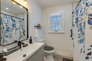 House (3 Bedrooms) | Interior - Easy Transit to Nyc! Sleek North Shore Hideaway (Huntington Station)