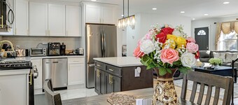 Easy Transit to Nyc! Sleek North Shore Hideaway