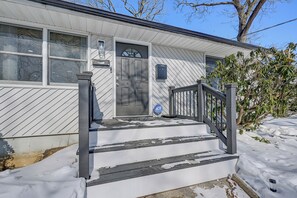 House (3 Bedrooms) | Interior - Easy Transit to Nyc! Sleek North Shore Hideaway (Huntington Station)