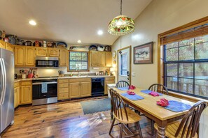 Interior - Hot Tub & Streamside Bliss! Topton Mtn Haven (Topton)