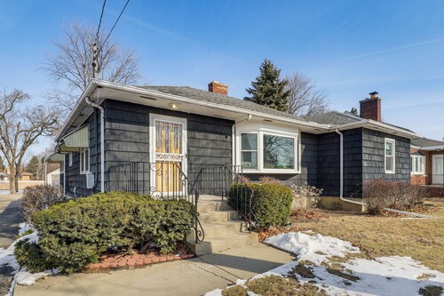 Spacious & Peaceful Suburban Home in Lansing!