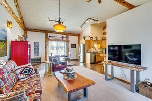 Interior - Clear Pikes Peak View, Horses On-site! Mtn Getaway (Divide)