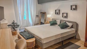 Tabla de planchar con plancha, wifi y ropa de cama