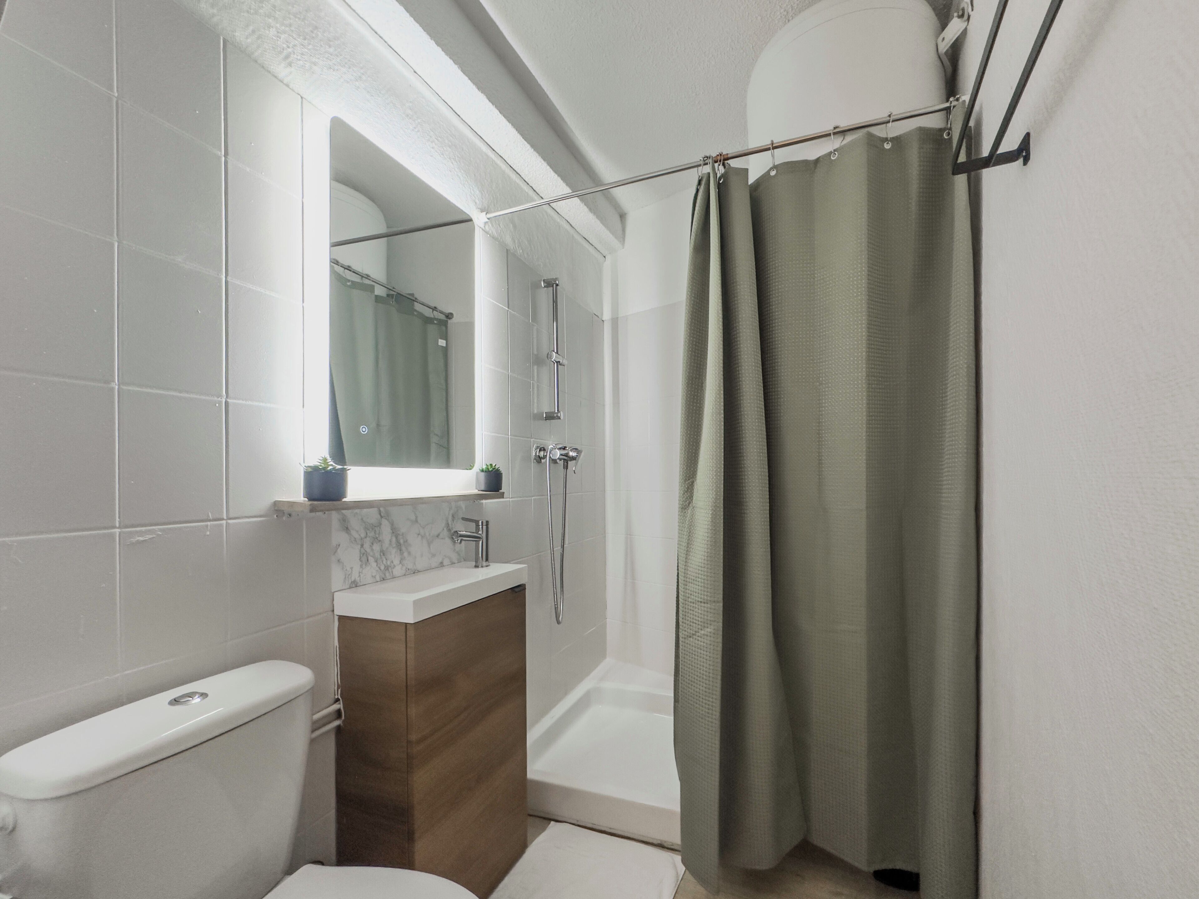 Douche, serviettes fournies