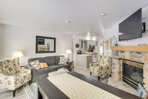 Apartment (2 Bedrooms) | Interior - 1 Mi to Dtwn Fish Creek! Charming Door County Stay (Fish Creek)