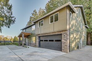 House (Multiple Bedrooms) | Interior - Waterfront Patio! Stylish Family Home in Everett (Everett)