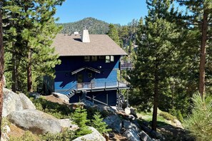 A blue house with a balcony, surrounded by trees and rocks. - Modern Heavenly Ski Resort Mountain-top Retreat (Stateline)