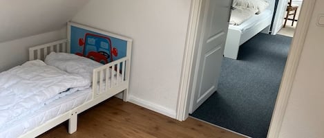 7 bedrooms, WiFi, bed sheets