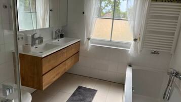 SĂšche-cheveux, serviettes fournies, savon, papier toilette