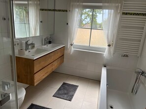 吹风机、毛巾、肥皂、卫生纸