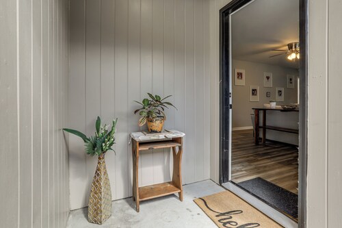 1 Mi to Tiger Stadium: Sleek University South Gem!