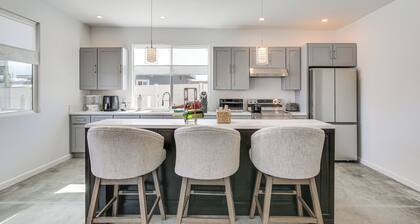 9 Mi to Joshua Tree! Desert Retreat w/ Fire Pit