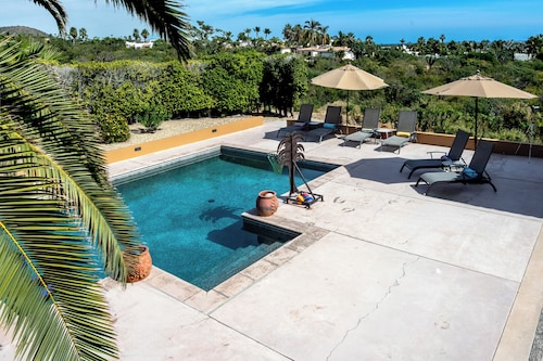 Steps to Sand: Ocean-view Cabo Home w/ Heated Pool