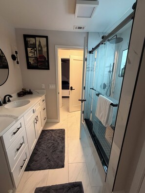 Shower, hair dryer, towels, soap - Beautiful 3-bedroom house in enchanting North Fort Myers with AC (North Fort Myers)