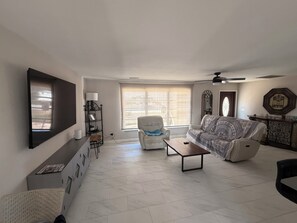 Living area - Beautiful 3-bedroom house in enchanting North Fort Myers with AC (North Fort Myers)