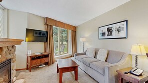TV, fireplace - Whistler - Cascade Lodge 126 (Whistler)