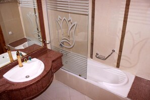 Bathtub, free toiletries, slippers, towels - Regency Pyramids Hotel (Giza)