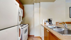 Refrigerador, microondas, horno, lavavajillas