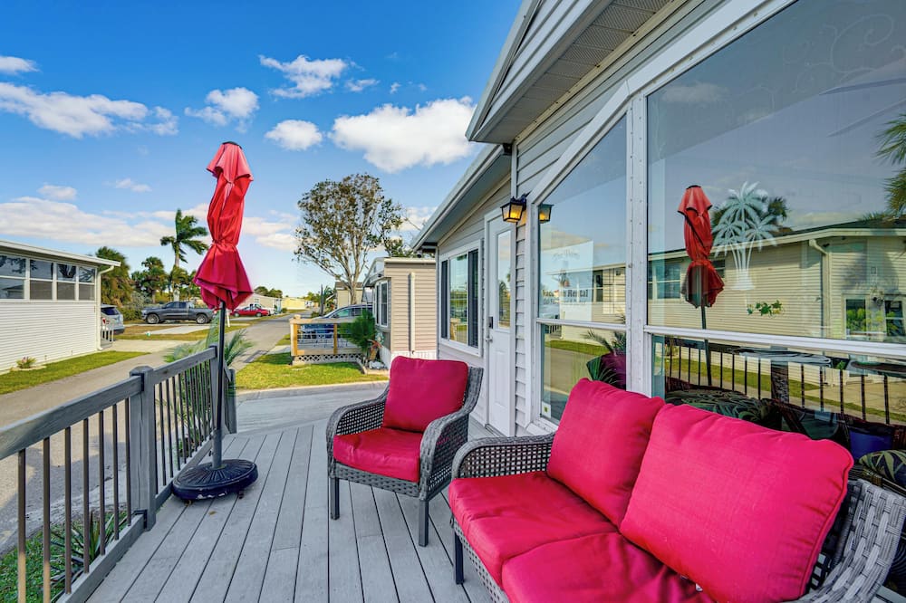 Deck & Resort Perks: Home 3 Mi to Fort Myers Beach - Harlem Heights, FL