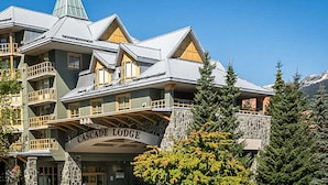 Un immeuble à plusieurs étages, doté de balcons et d’une enseigne indiquant « Cascade Lodge ».