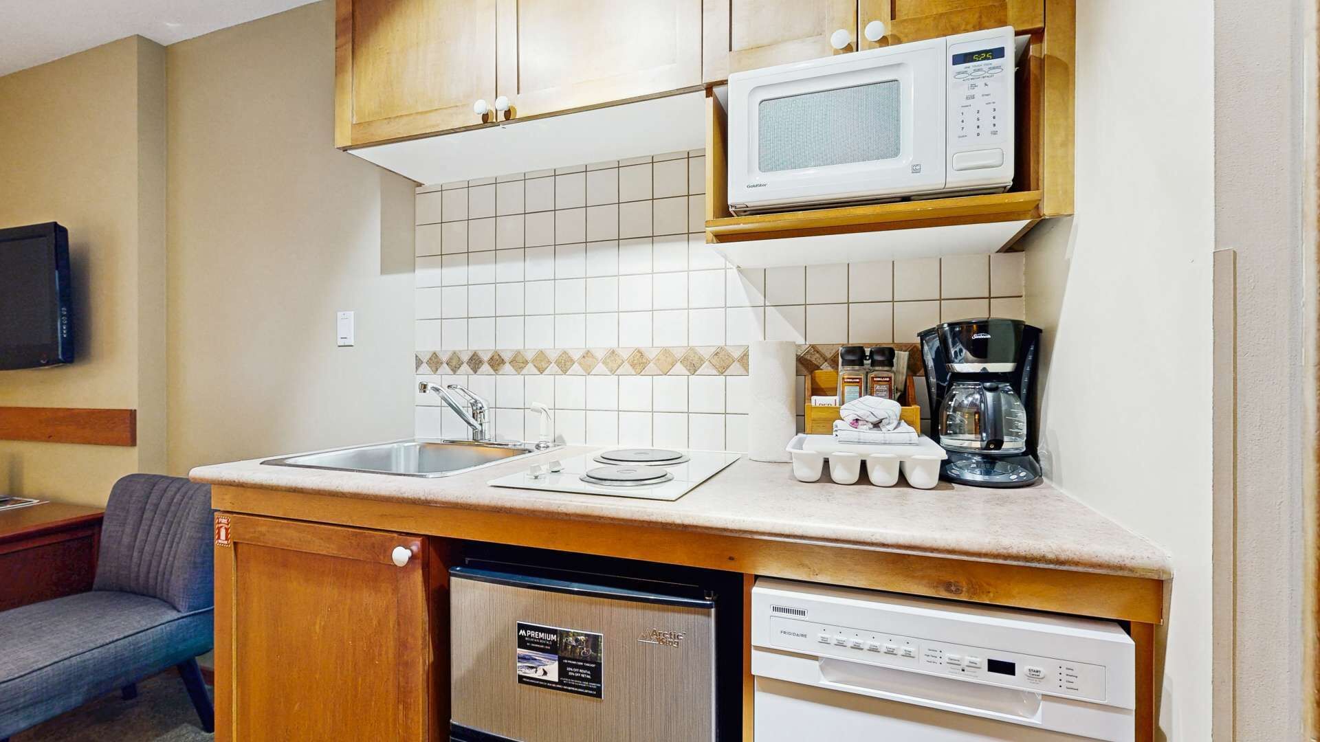 Coffee/tea maker, fridge, microwave, dishwasher
