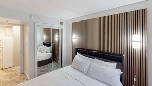 A hotel room with a bed, a wardrobe, and a mirror. - Whistler - Cascade Lodge 232 (Whistler)