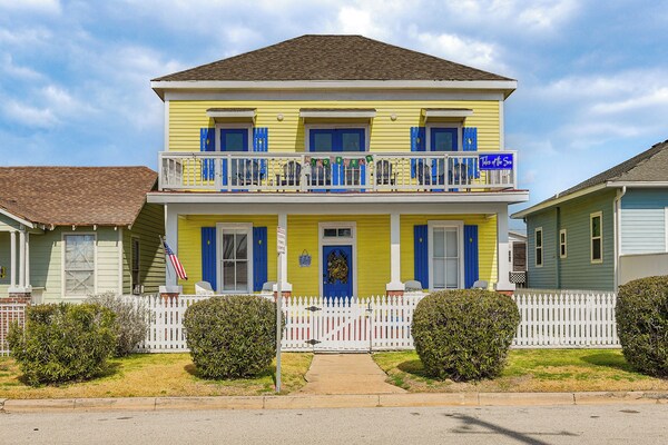 Steps To Pleasure Pier: Family Escape W/ Pool! - Galveston, TX