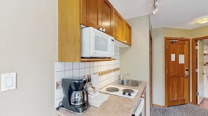 Réfrigérateur, micro-ondes, lave-vaisselle, cafetière/bouilloire